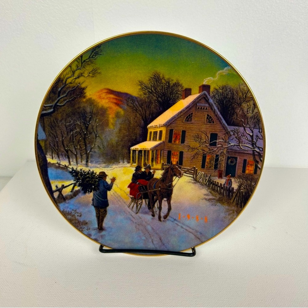 Avon NIB - VTG '1988' Christmas Porcelain plate, trimmed with 22K gold.
